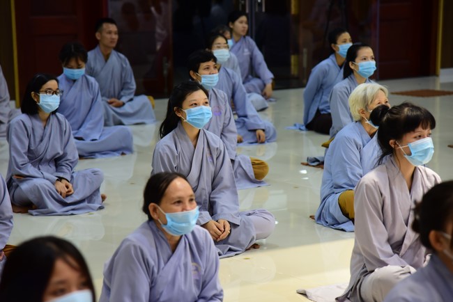 Taking comments to complete recording visual images in the rain season retreat